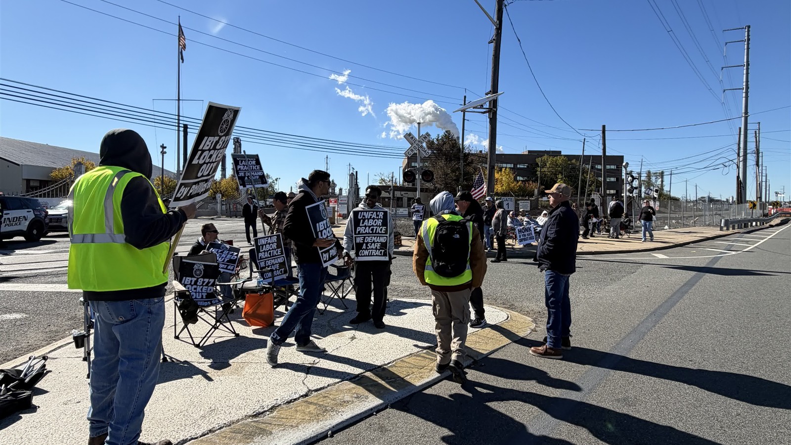 Teamsters Local 877 picketers hold signs near the Phillips 66 Bayway refinery entrance in Linden. Photo: Jersey Alerts.